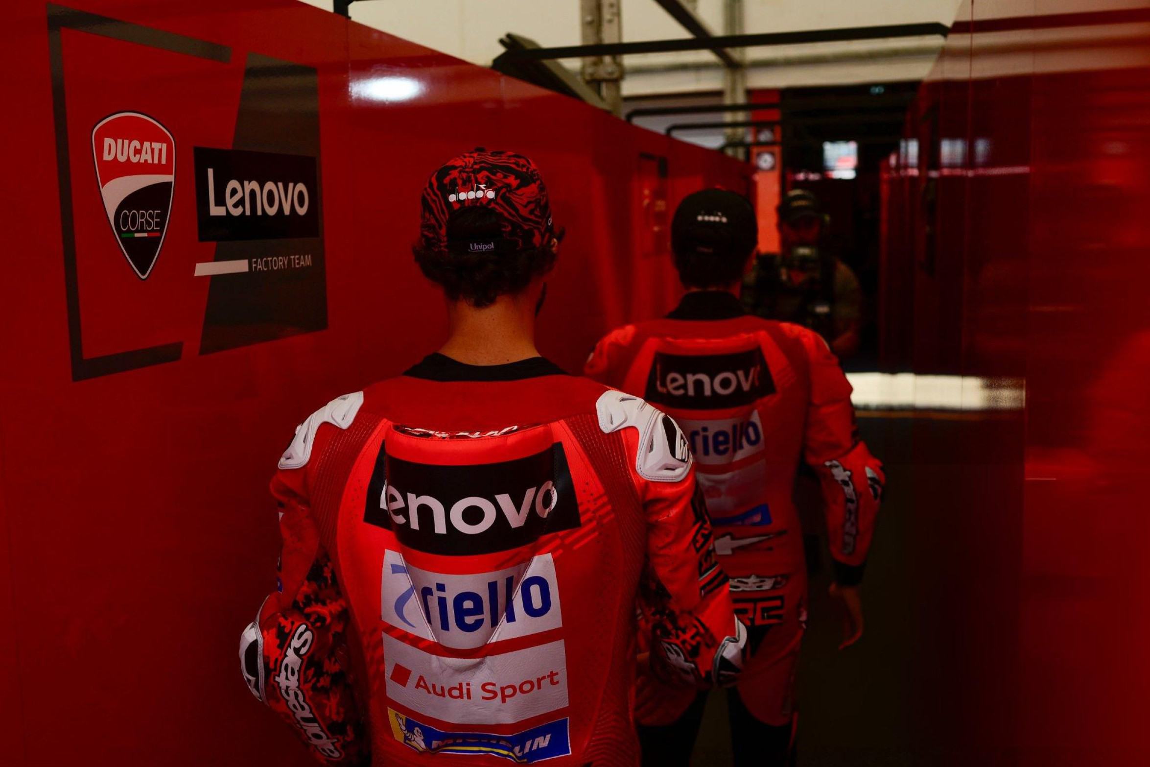 Marquez dan Bagnaia bersiap di garasi jelang MotoGP Jepang di Motegi
