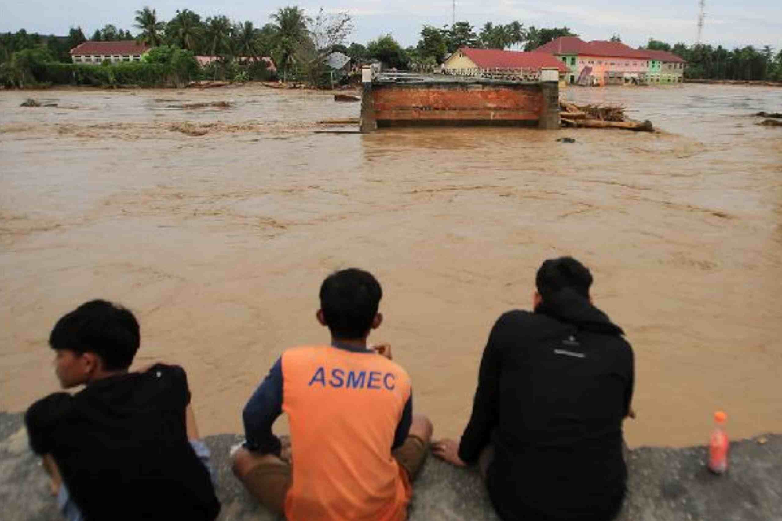 Jembatan di jalur nasional putus akibat banjir bandang di Desa Manyang Cut, Kecamatan Meureudu, Kabupaten Pidie, Aceh, pada 27 November 2025. Foto oleh Ampelsa/Antara