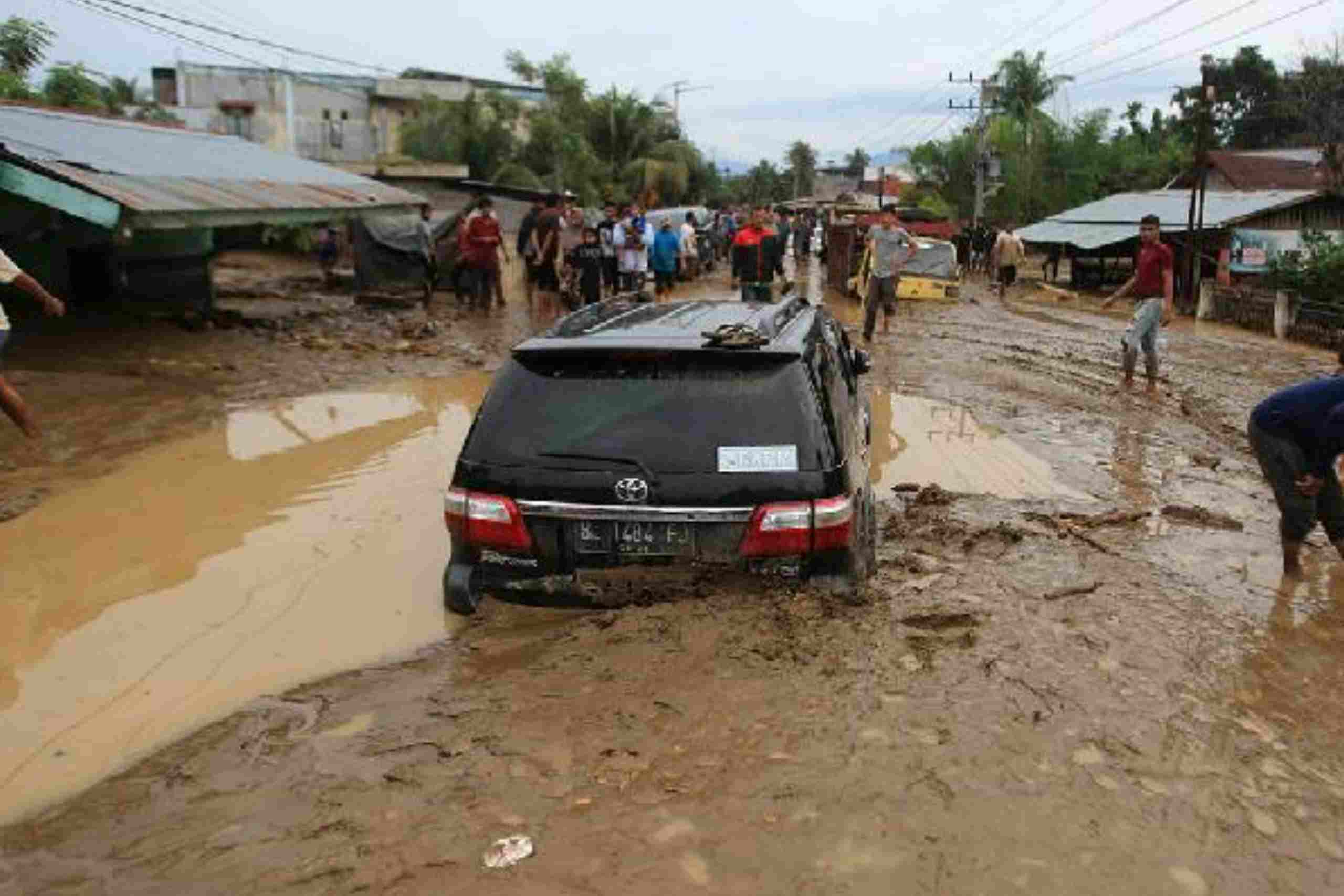 Sejumlah kendaraan terjebak lumpur setelah banjir bandang melanda Desa Manyang Cut, Kecamatan Meureudu, Kabupaten Pidie, Aceh, pada 27 November 2025. Foto oleh Ampelsa/Antara