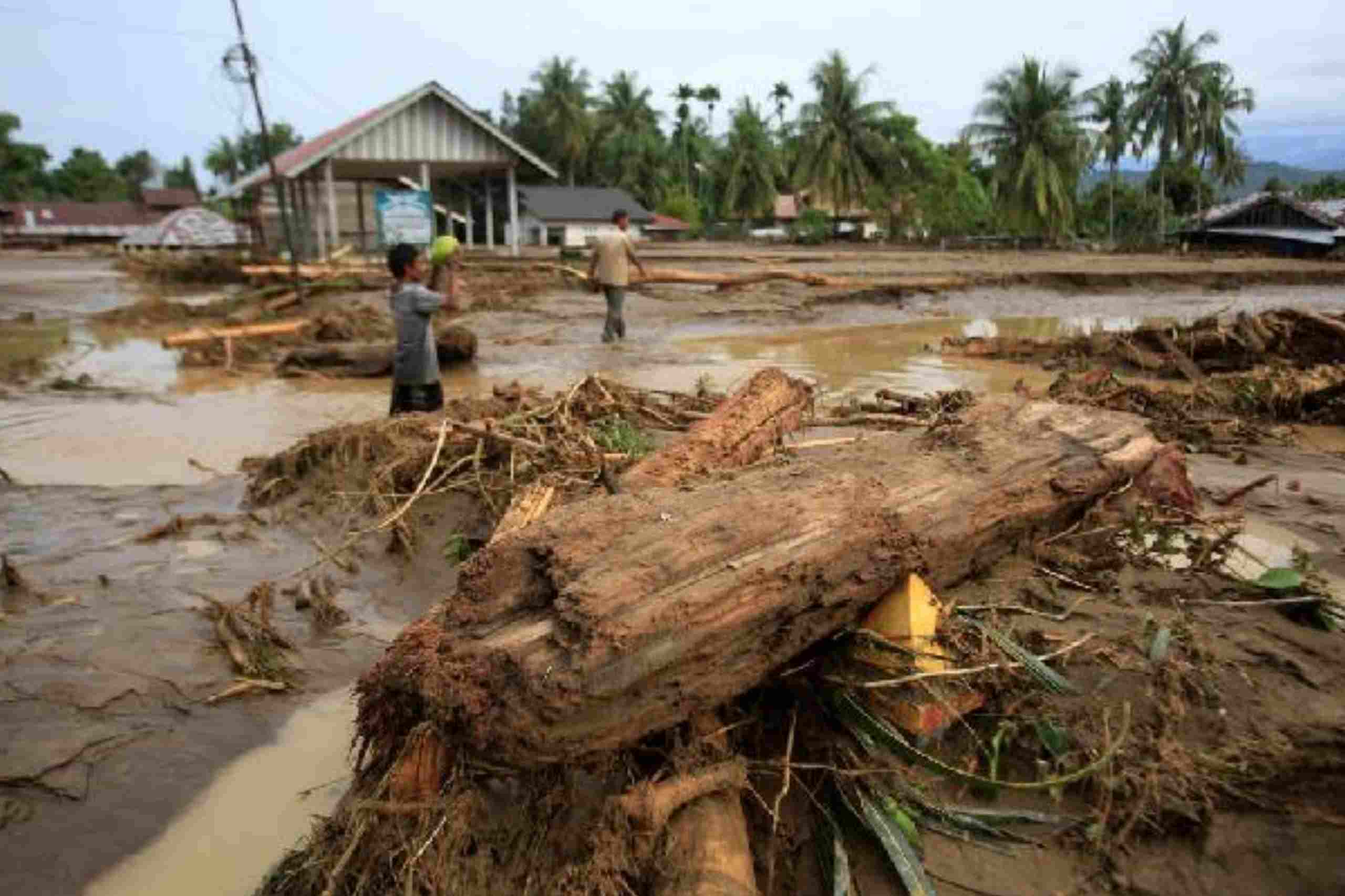 Timbunan lumpur tampak menutup area permukiman setelah banjir bandang melanda Desa Manyang Cut, Kecamatan Meureudu, Kabupaten Pidie, Aceh, pada 27 November 2025. Foto oleh Ampelsa/Antara