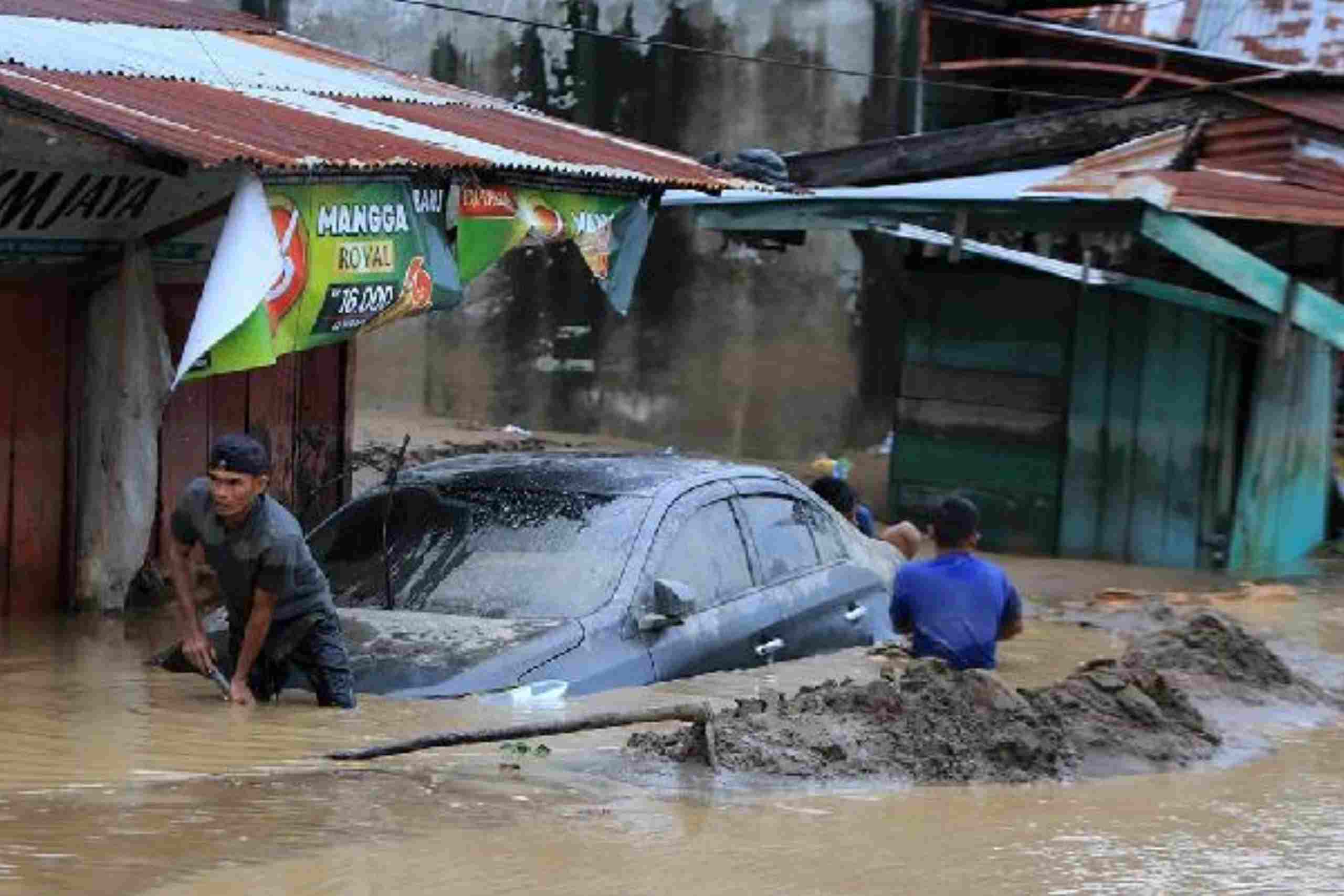 Warga berusaha menyelamatkan kendaraan yang tertimbun lumpur di Desa Manyang Cut, Kecamatan Meureudu, Kabupaten Pidie, Aceh, pada 27 November 2025. Foto oleh Ampelsa/Antara