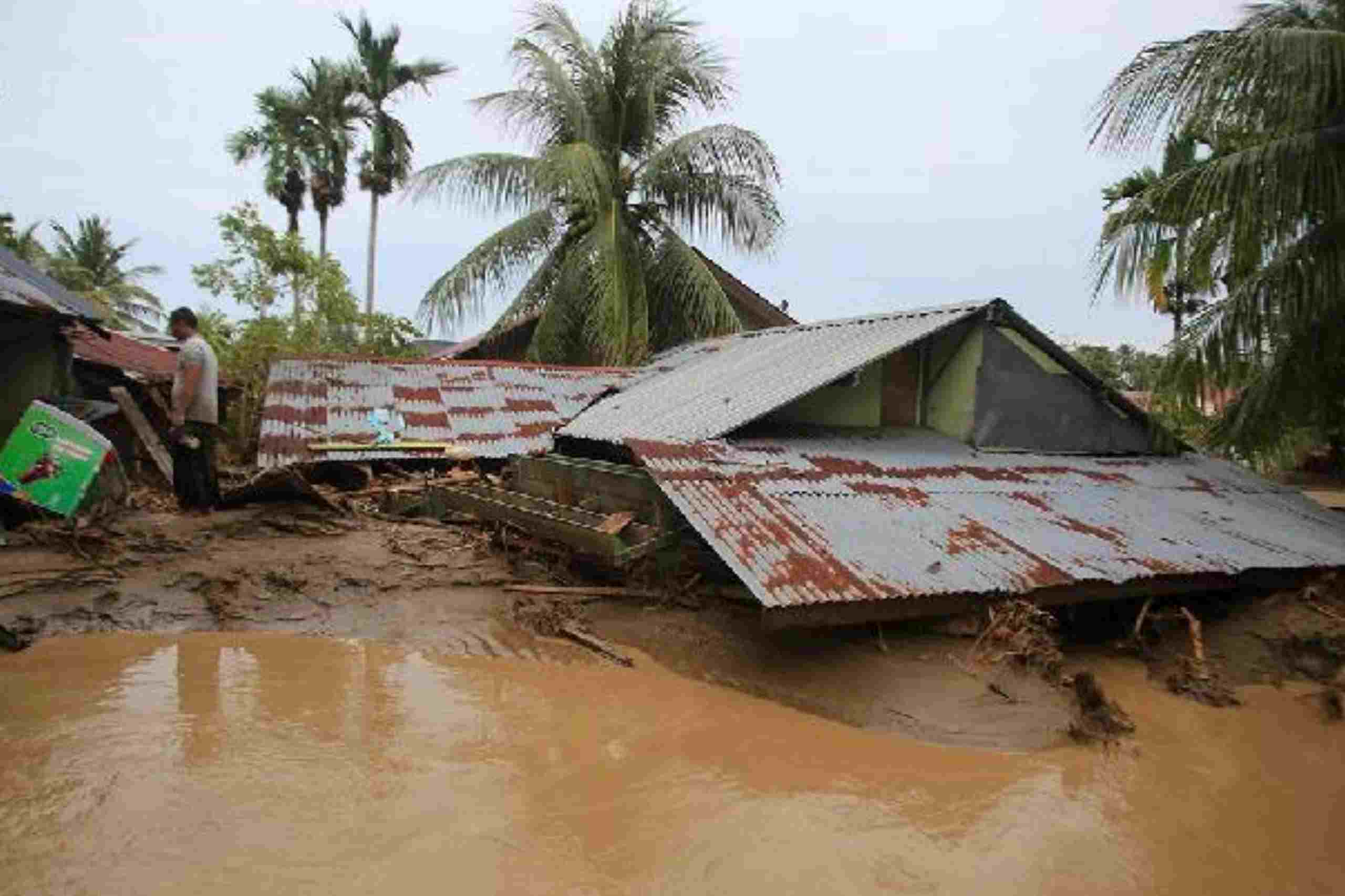 Warga terdampak banjir memeriksa rumah yang tertimbun lumpur di Desa Manyang Cut, Kecamatan Meureudu, Kabupaten Pidie, Aceh, pada 27 November 2025. Foto oleh Ampelsa/Antara