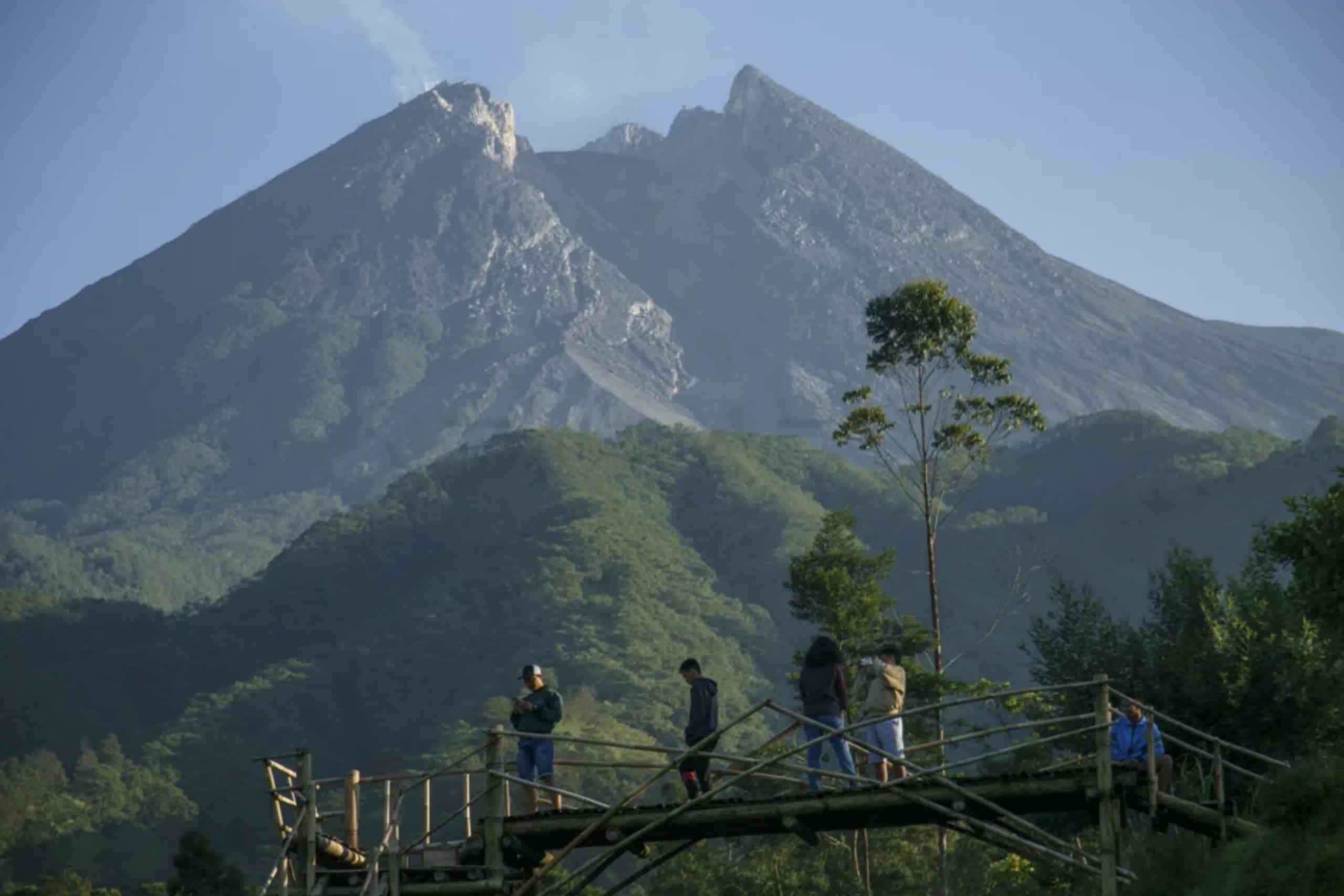 Bukit Klangon menawarkan pengalaman dekat dengan Merapi