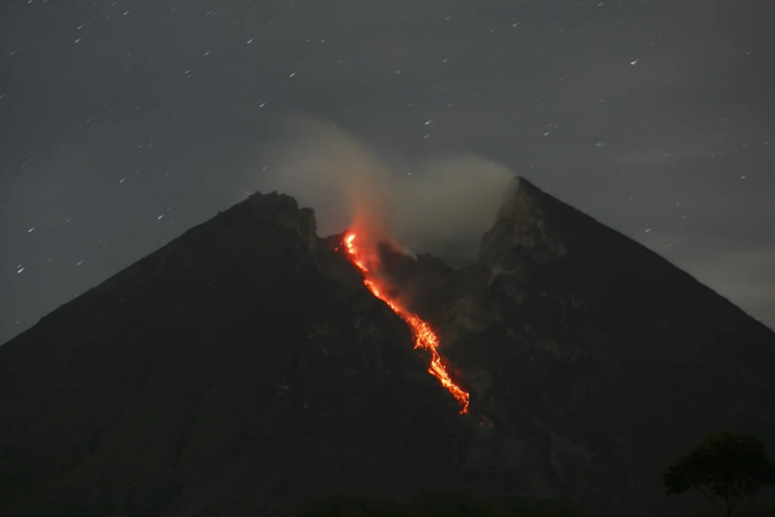 Luncuran lava pijar Gunung Merapi terlihat dari Bukit Klangon